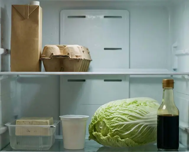 冰箱内部：牛奶、豆腐、白菜、酱油和酸奶