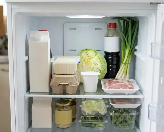 冰箱內部:鮮奶、雞蛋、高麗菜、青蔥、醬油和豬肉